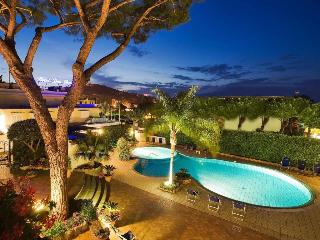 Piscina illuminata di sera