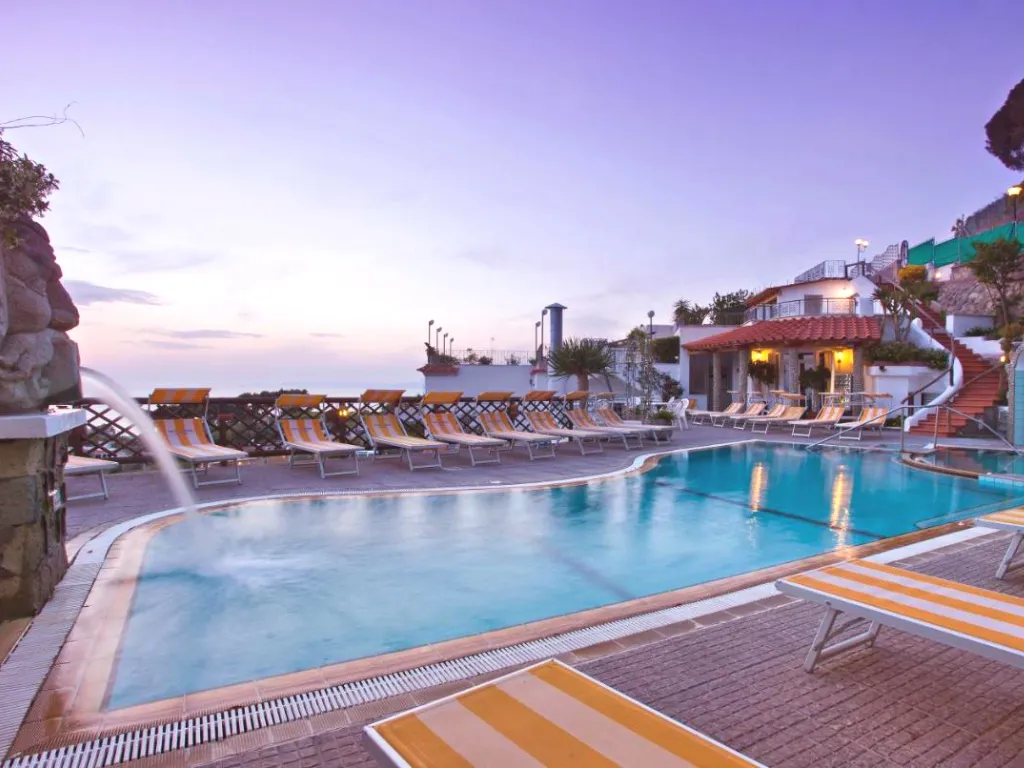 Piscina scoperta con solarium