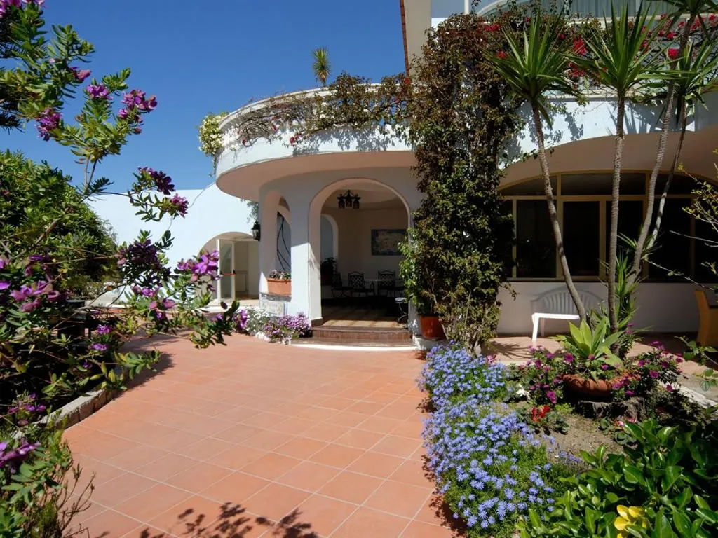 Ingresso fiorito e accogliente