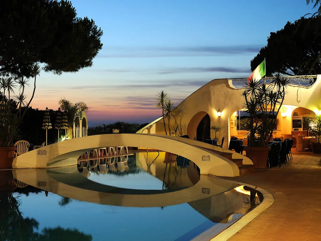 Tramonto romantico sulla piscina