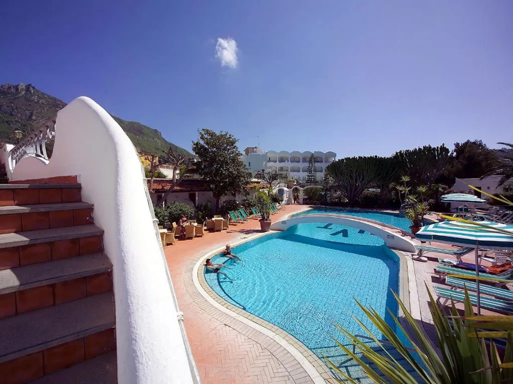 Piscina panoramica con vista colline