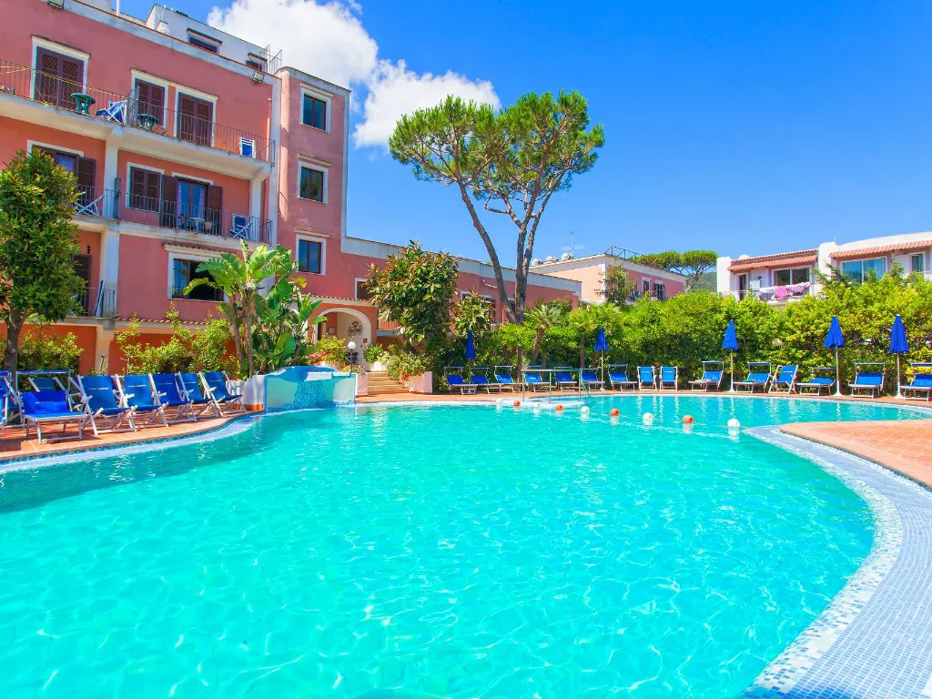Piscina scoperta e Solarium